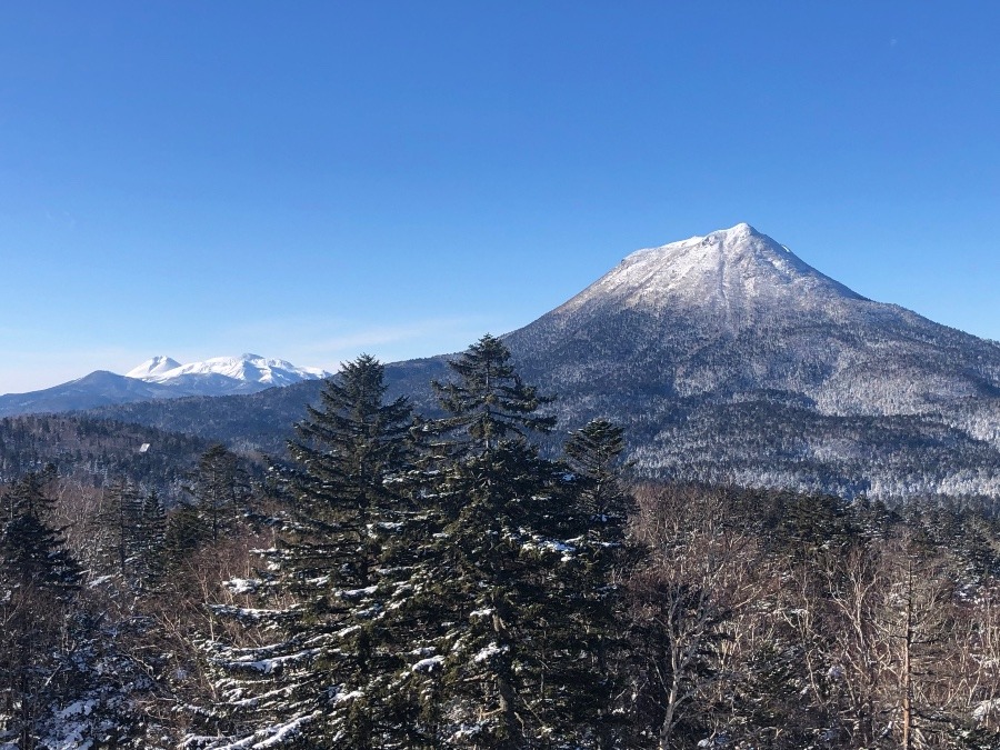 初冬の雄阿寒岳と雌阿寒岳