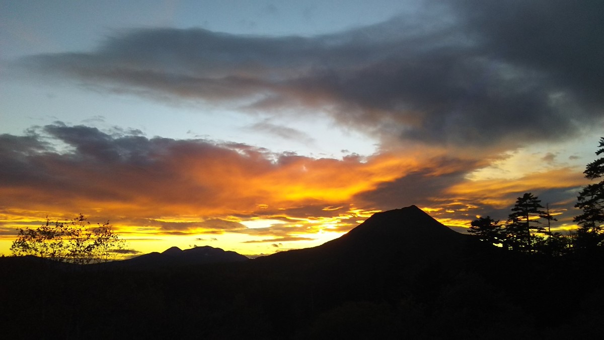 夕焼け空に染まる雄阿寒岳と雌阿寒岳