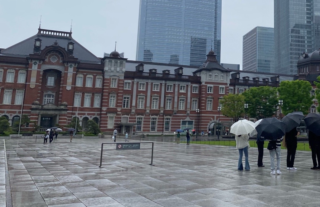 雨の東京駅