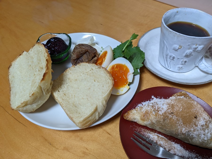 焼き立てパンとアップルパイ