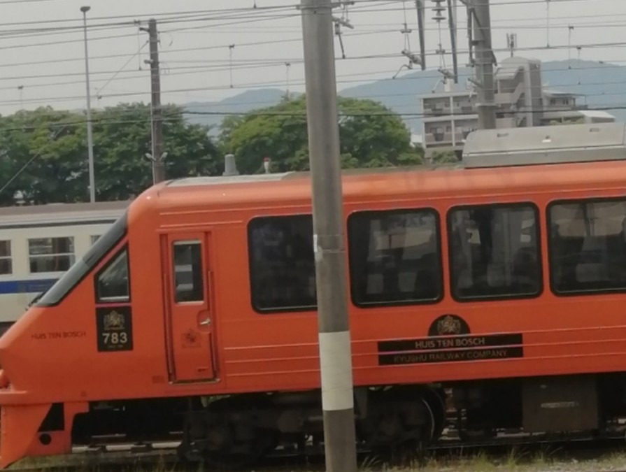 鮮やかな車体のハウステンボス号