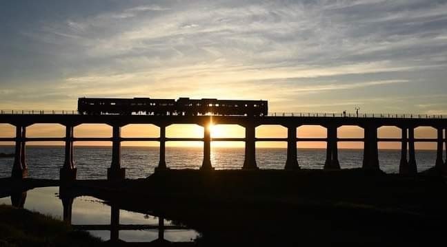 山口県 阿武町  山陰本線と夕陽