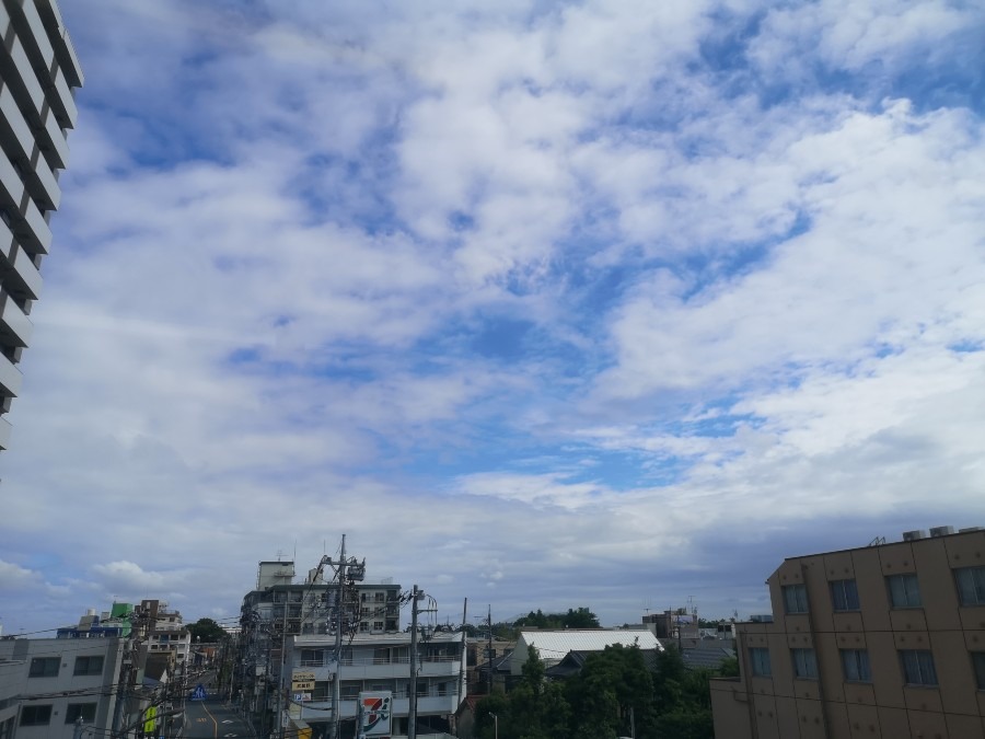 今、空✨✨✨中央線車両より(三鷹付近)