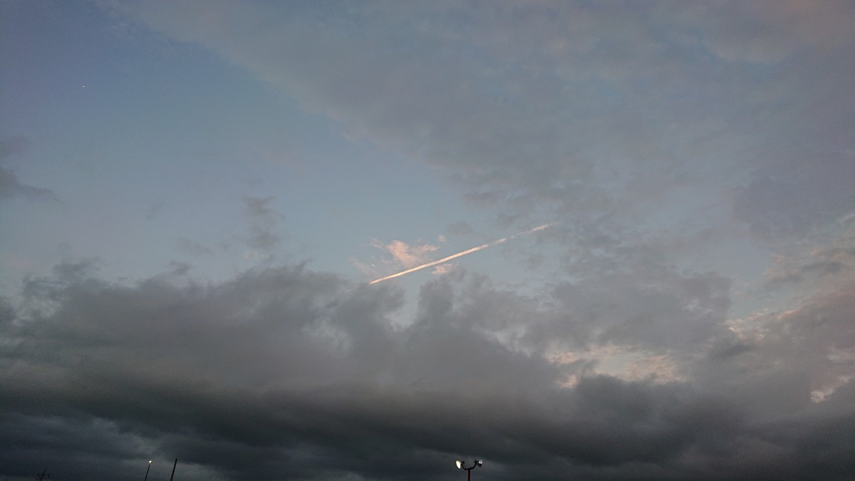 夕空の飛行機雲