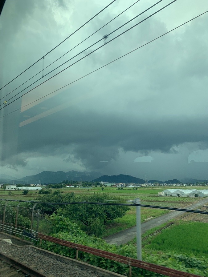 嫌な感じの黒い雲…