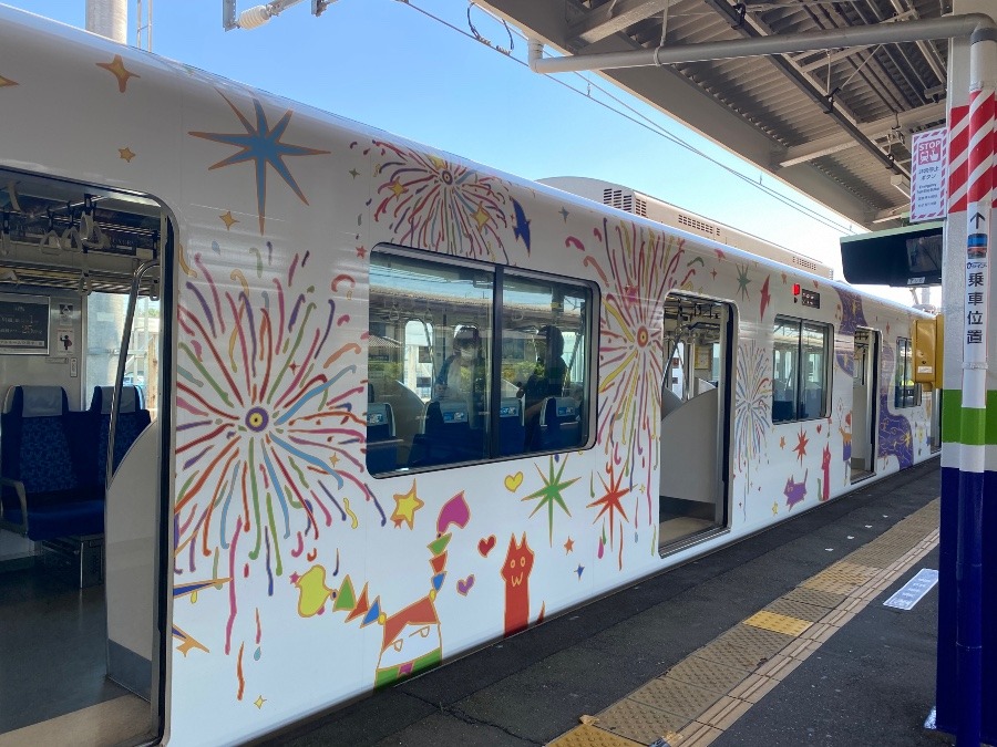 カラフルポップな絵柄の電車🚃