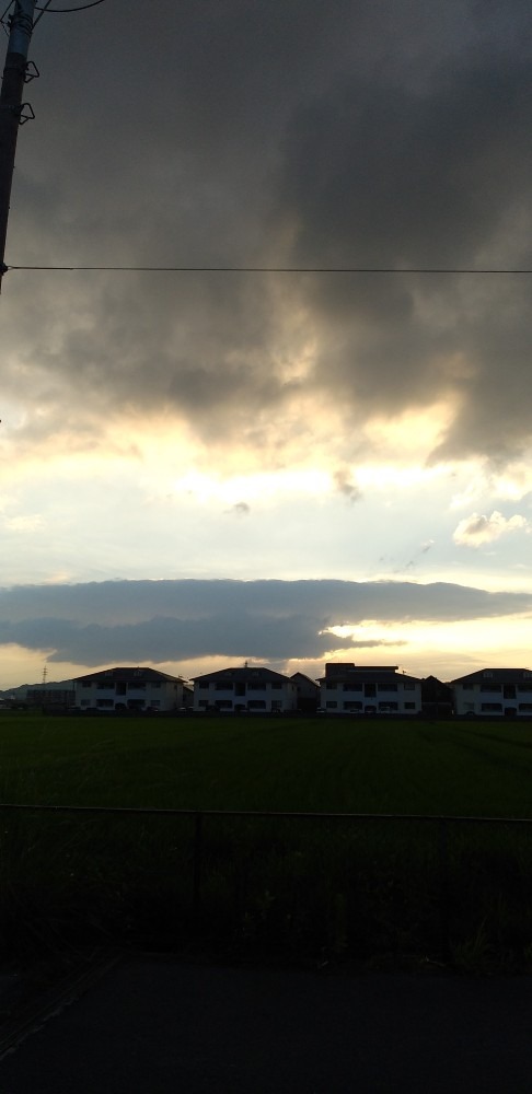 黒雲に食べられたように