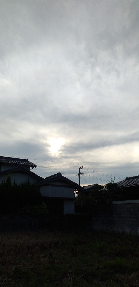 18時頃の空　雲に囲まれて