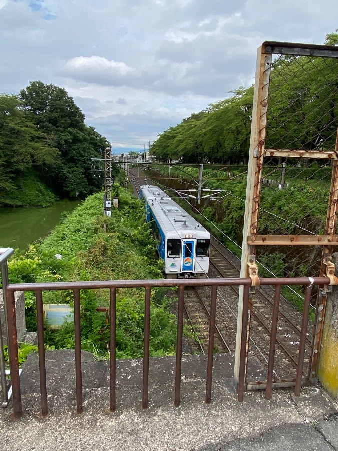 山形城脇を通る電車🚃🚃🚃