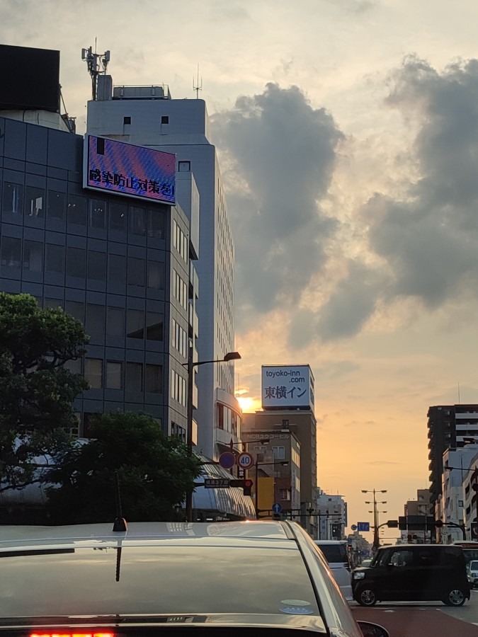 宮崎市の夕暮れ１８時【山形屋デパート前信号】