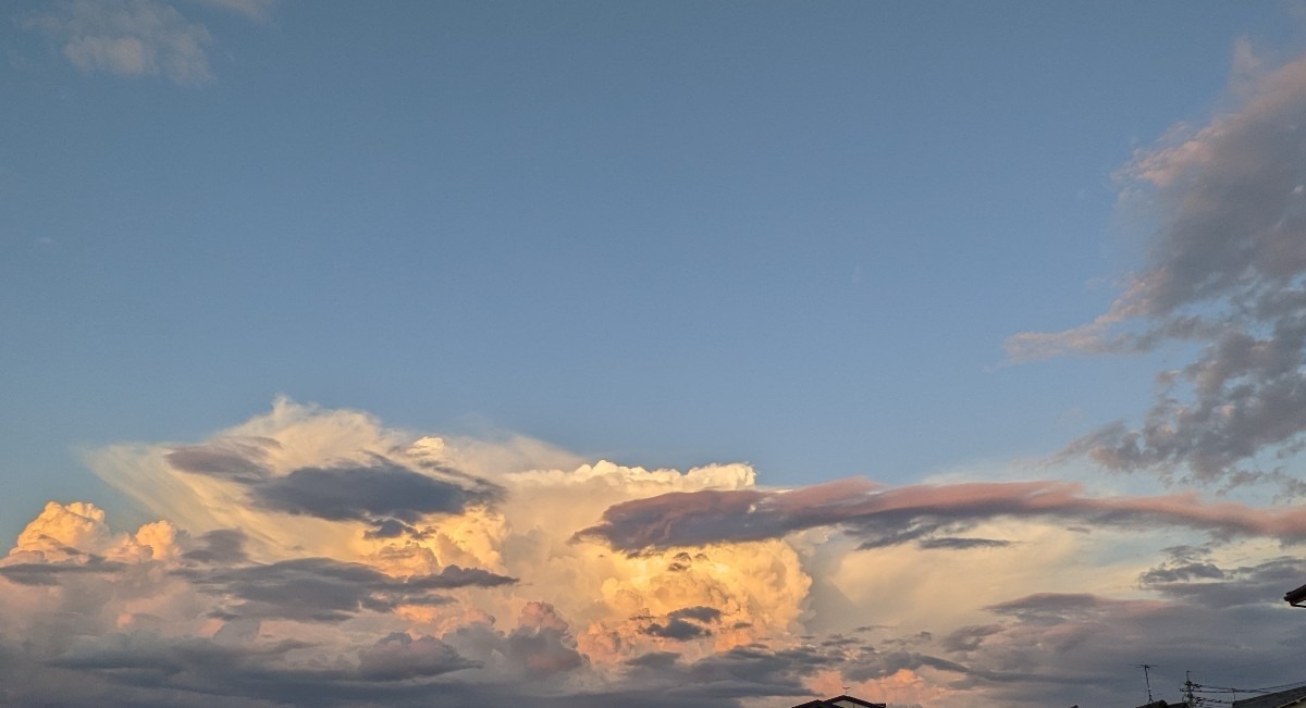 東の空の夕焼け雲