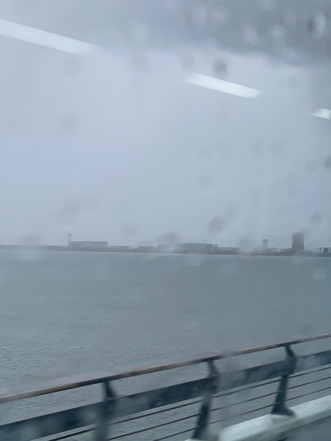 雨に煙る海上空港❗️