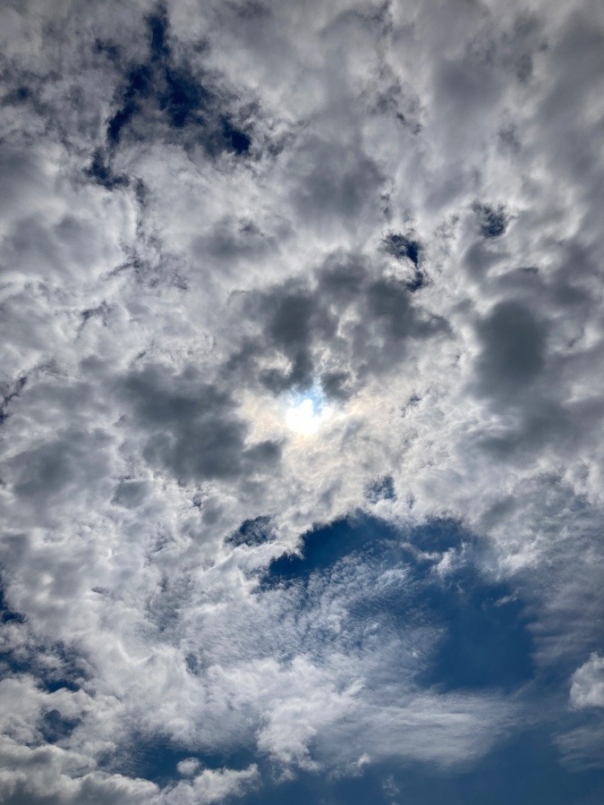 午後13時の空