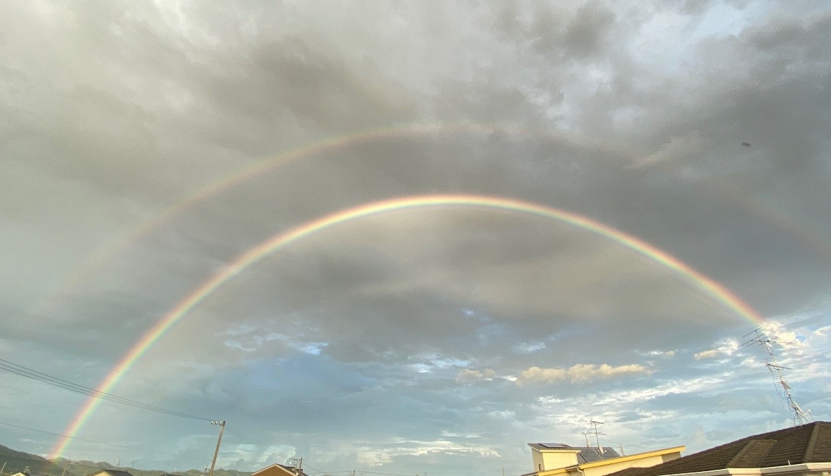 東の空に虹の橋