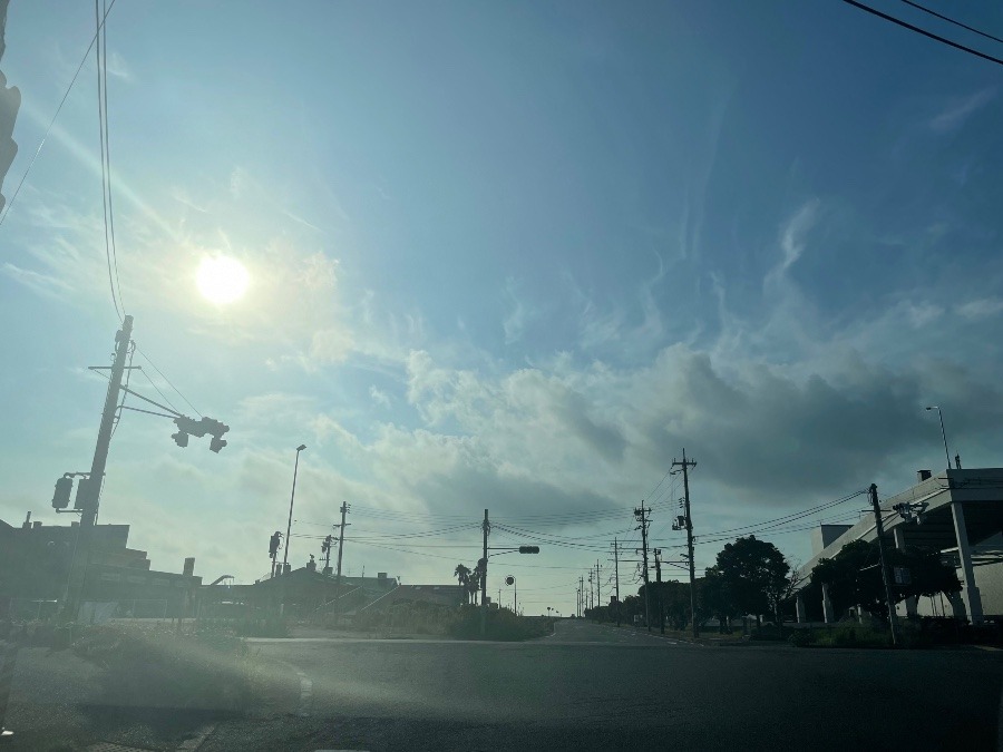 朝の空 信号待ちで