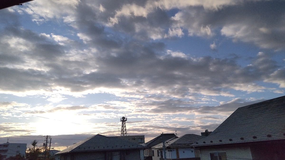 上空の黒い雲、何か不満があるの？