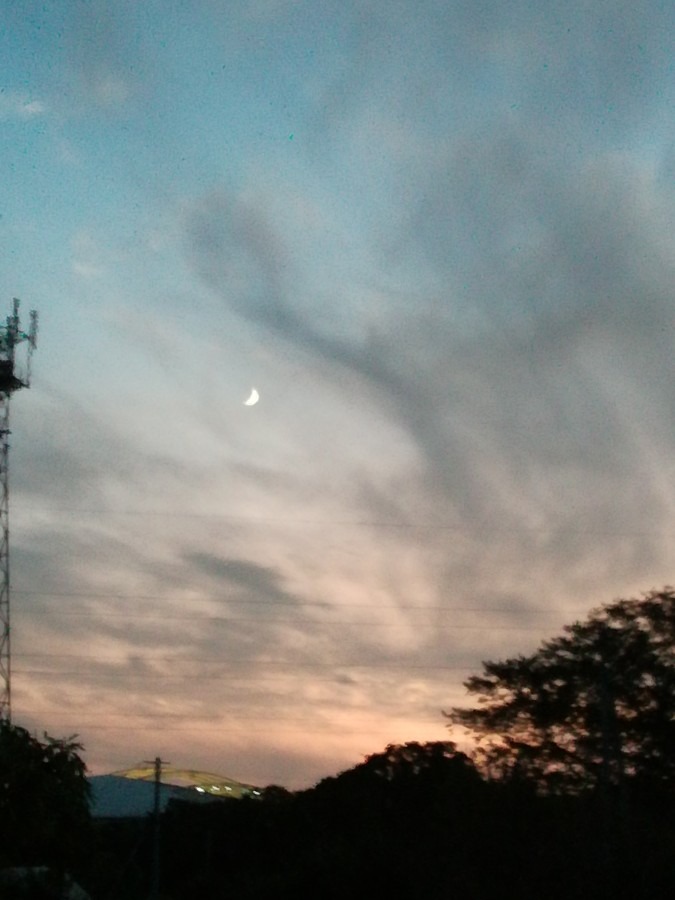 夕焼けと三日月