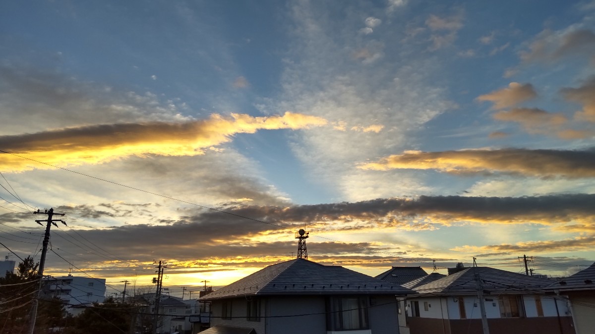 今朝(6:30)の空です。変な暖色系です。