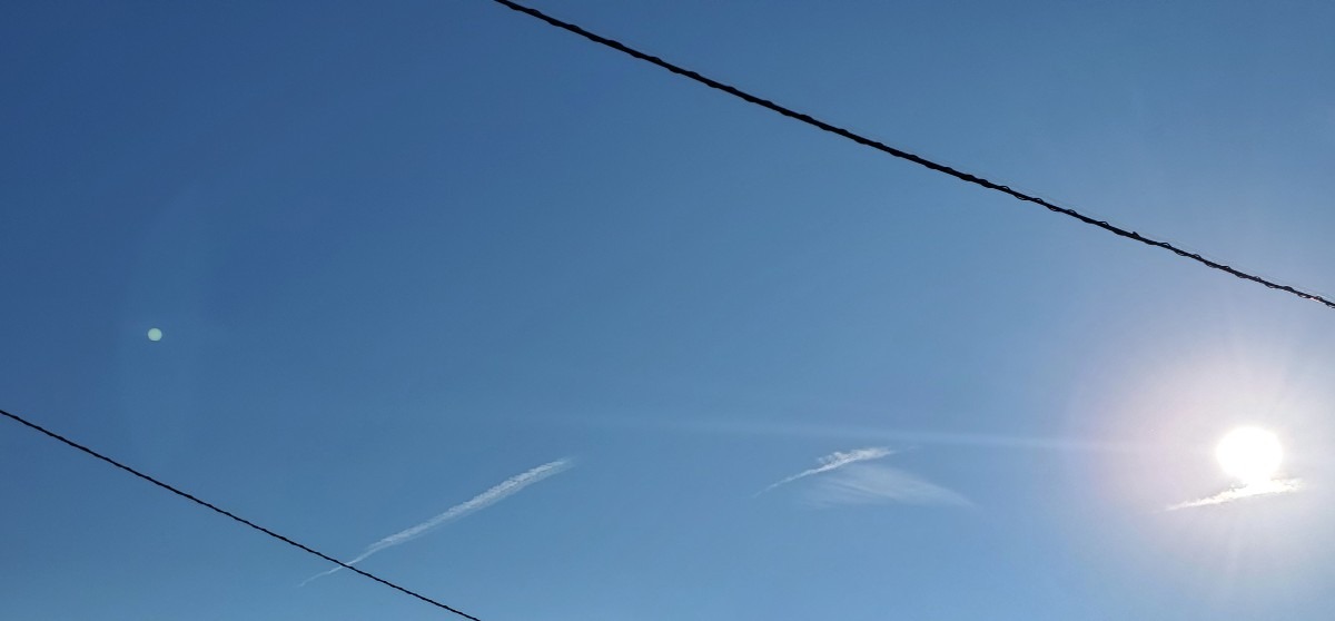 飛行機雲が、、、