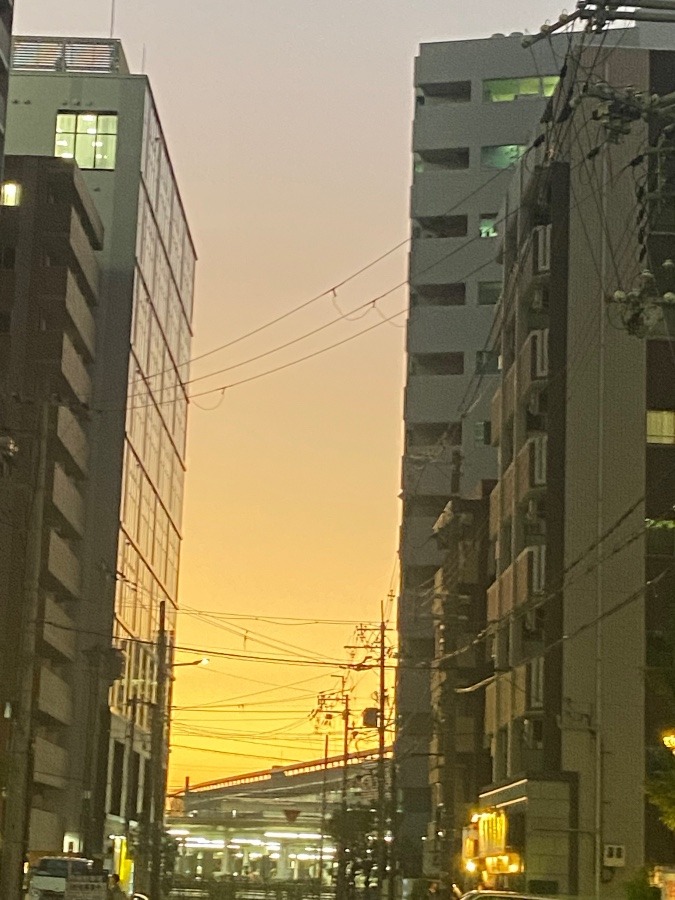 ビルの谷間の夕焼け