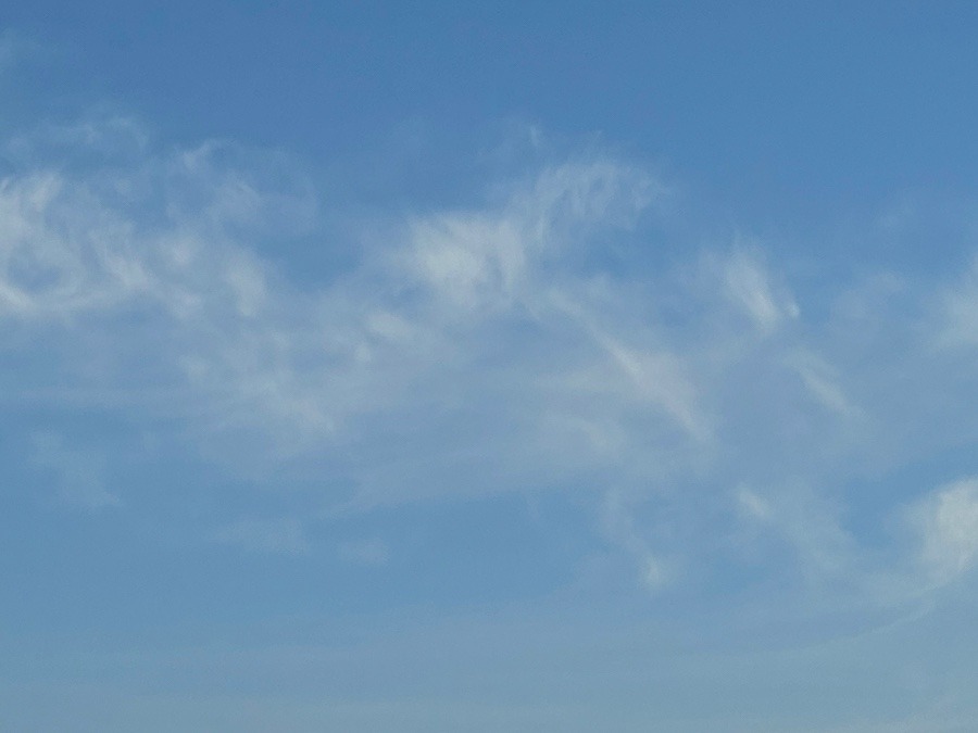 海側の空はまだ青い