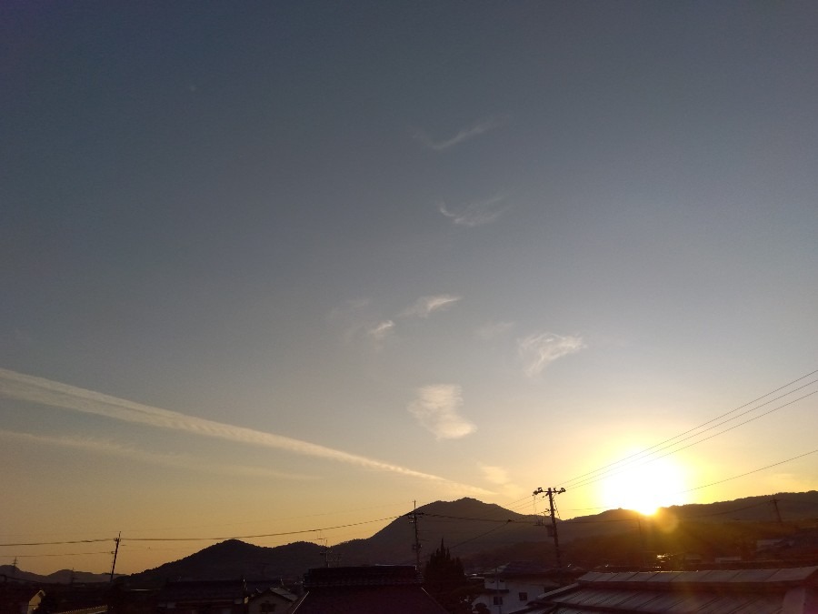 夕日に飛行機雲✨