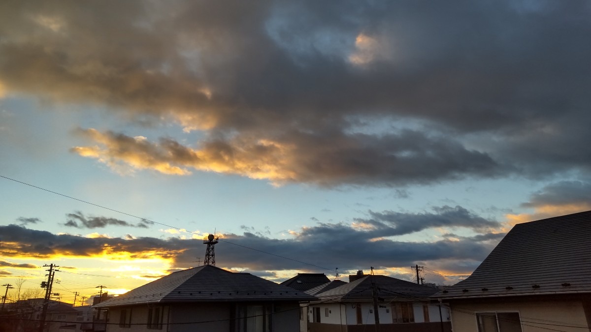 今朝(6:50)の空。昨日より暖かい。(1)