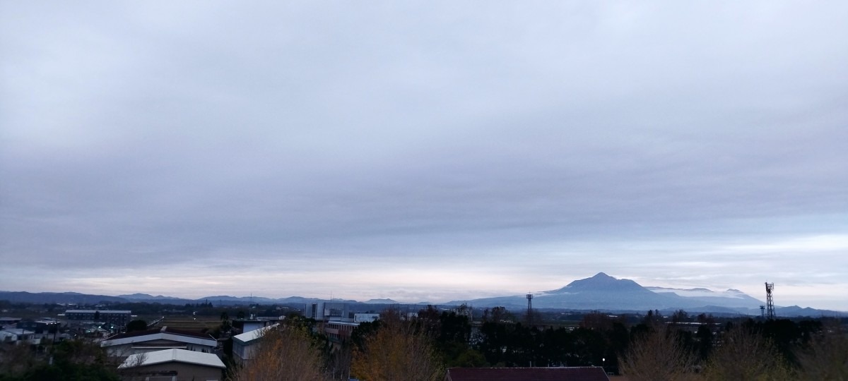 都城市（2022/12/5）今朝は曇り空😓↘️（西の空）