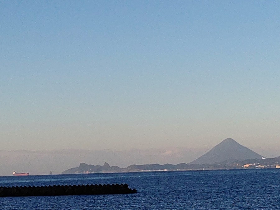 タンカーが湾の中へ⛴️🚢