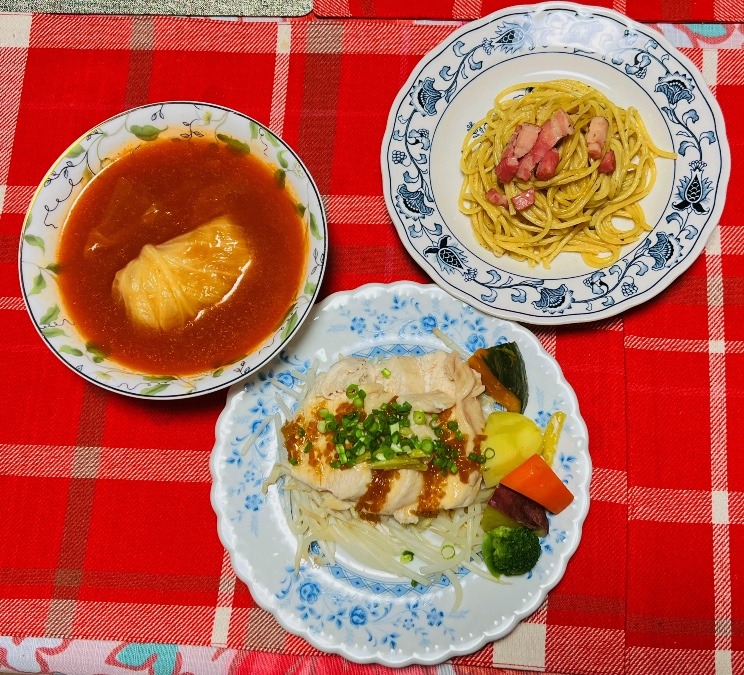 お湯に浸かるチキンとロールキャベツ