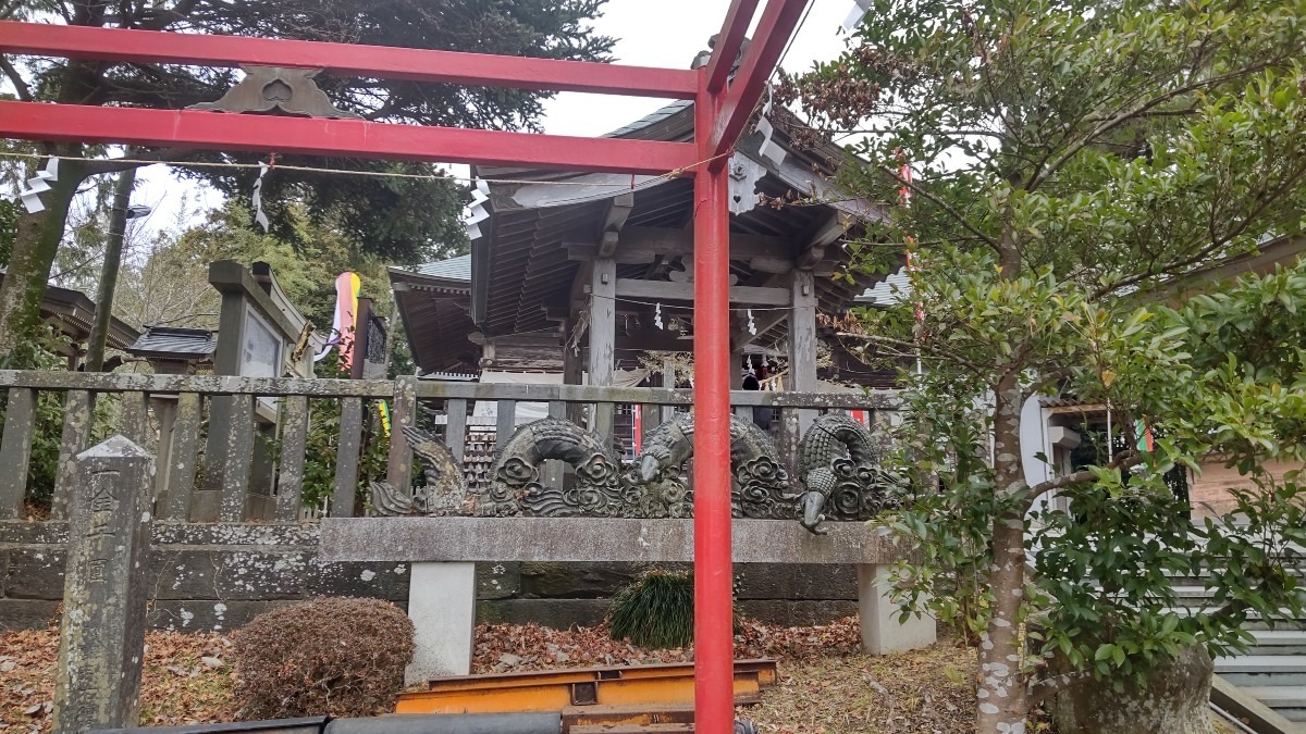 羽黒山神社の、左側に、鎮座する龍。