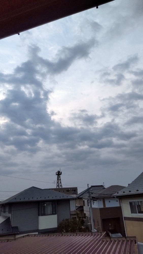 今朝 の空、一日曇り空かも。