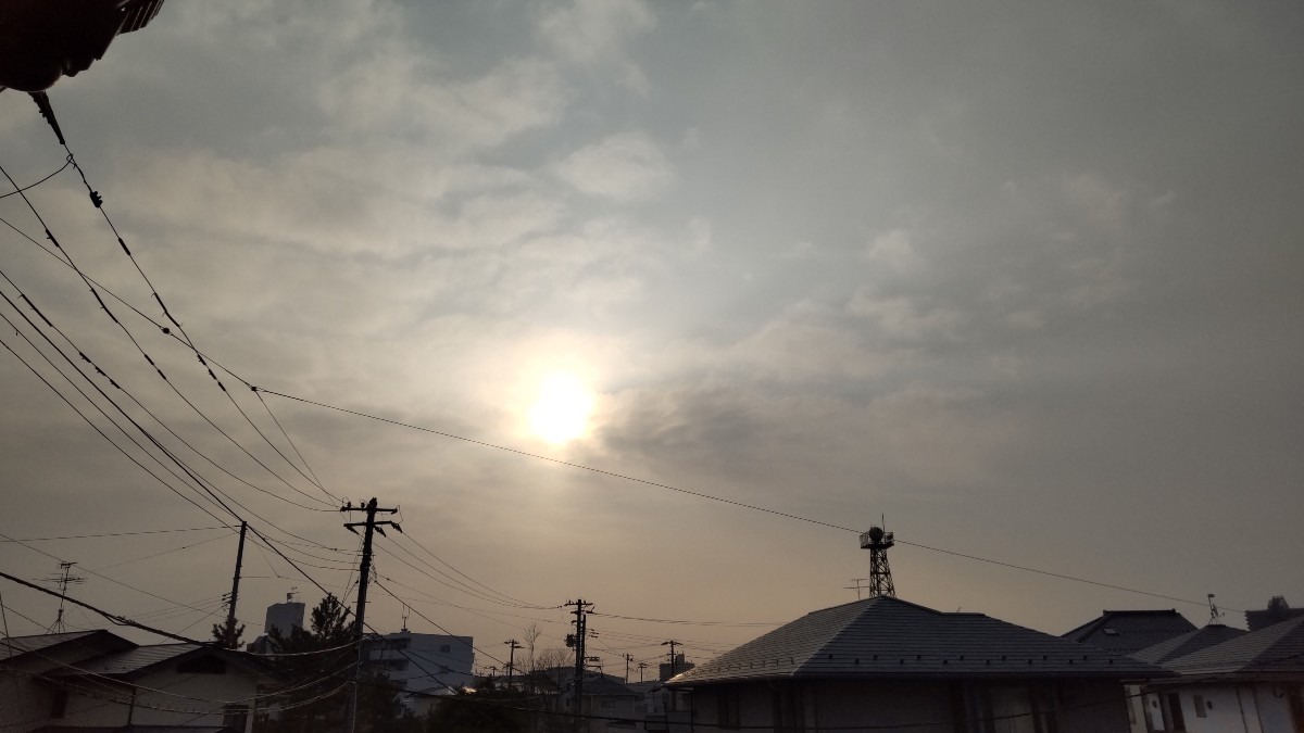 5月の気温。霞のかかった空。