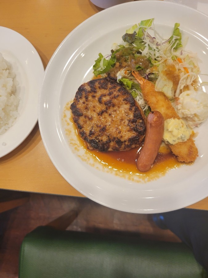 今日のランチは日替わりランチ,ご飯大盛、スープ付き