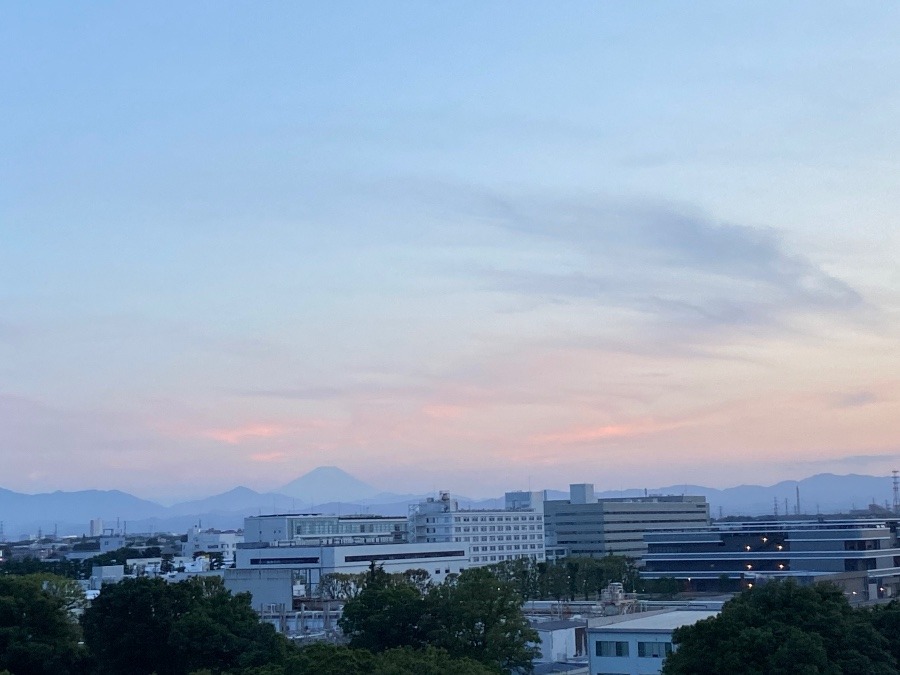 日暮れの富士山