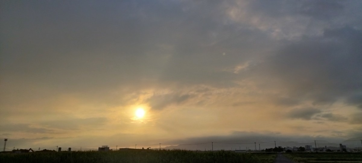 都城市（2023/6/29）今朝は曇晴れの空😅（東の空）②