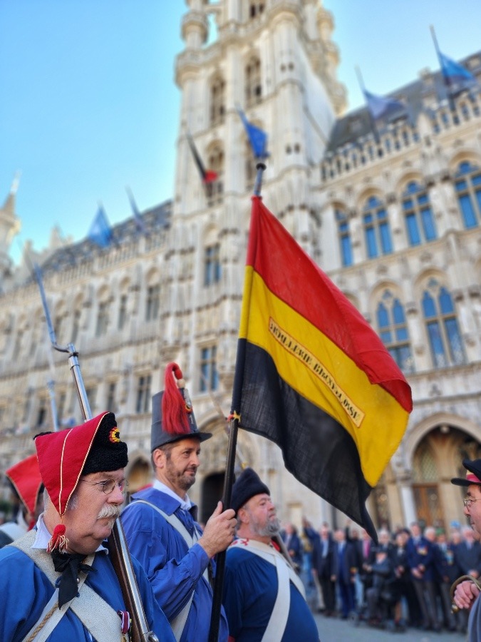 中世のスタイルで街中を練り歩く鼓笛隊の最終地点『Grand-Place』