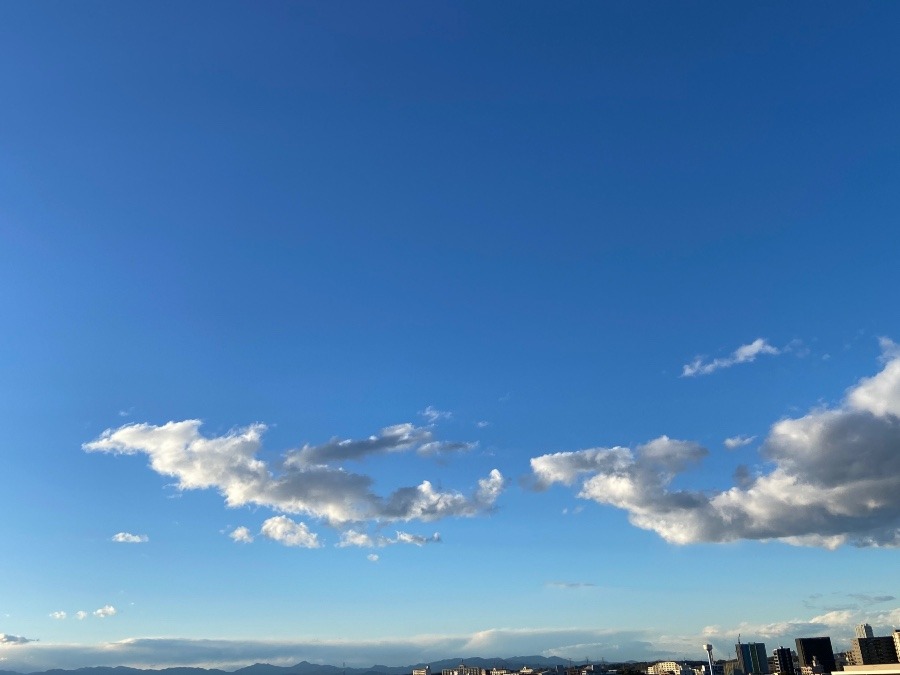 空はひろ〜くて　雲さんもいっぱいあって　流れるアートだ〜