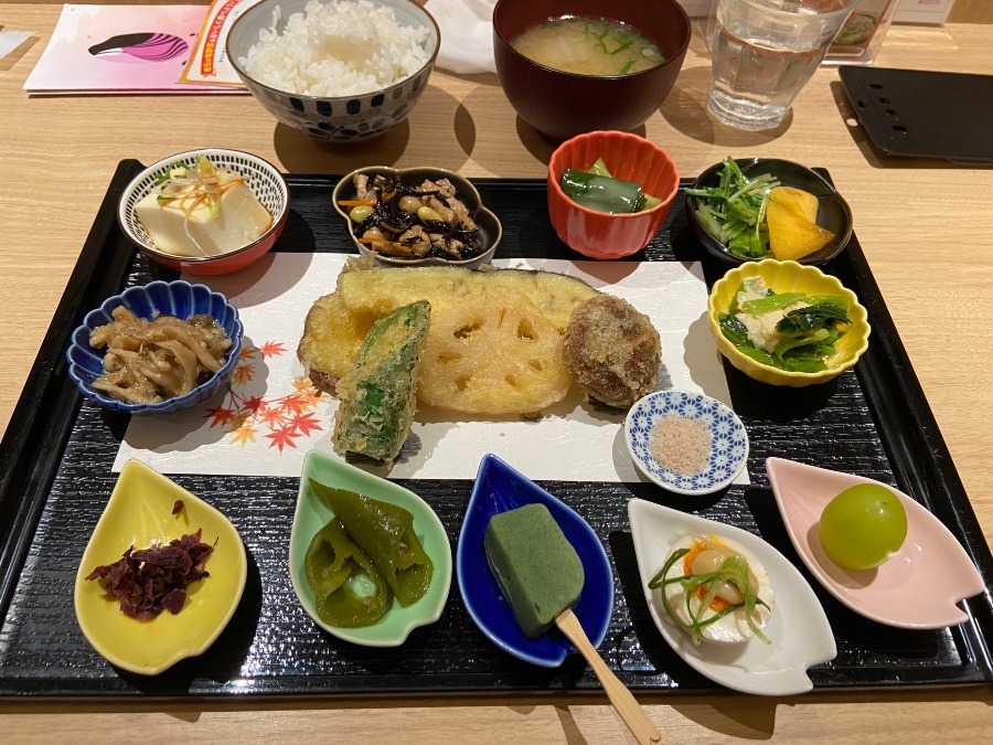 朝食とランチが一緒の食事　今日で三日目