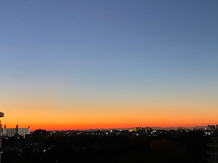 夜明け前　素晴らしい茜色　冬がやって来た