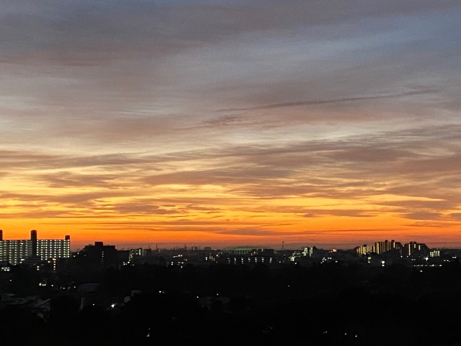 夜明け前　朱に染まる雲と空