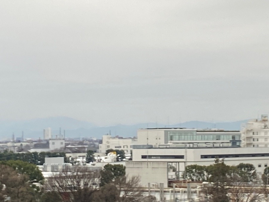 今朝の富士山　視界全体が白っぽい空気の中