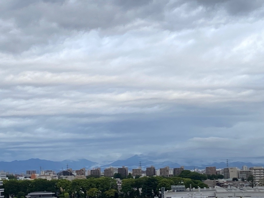 今朝の山々と山々にかかる雲