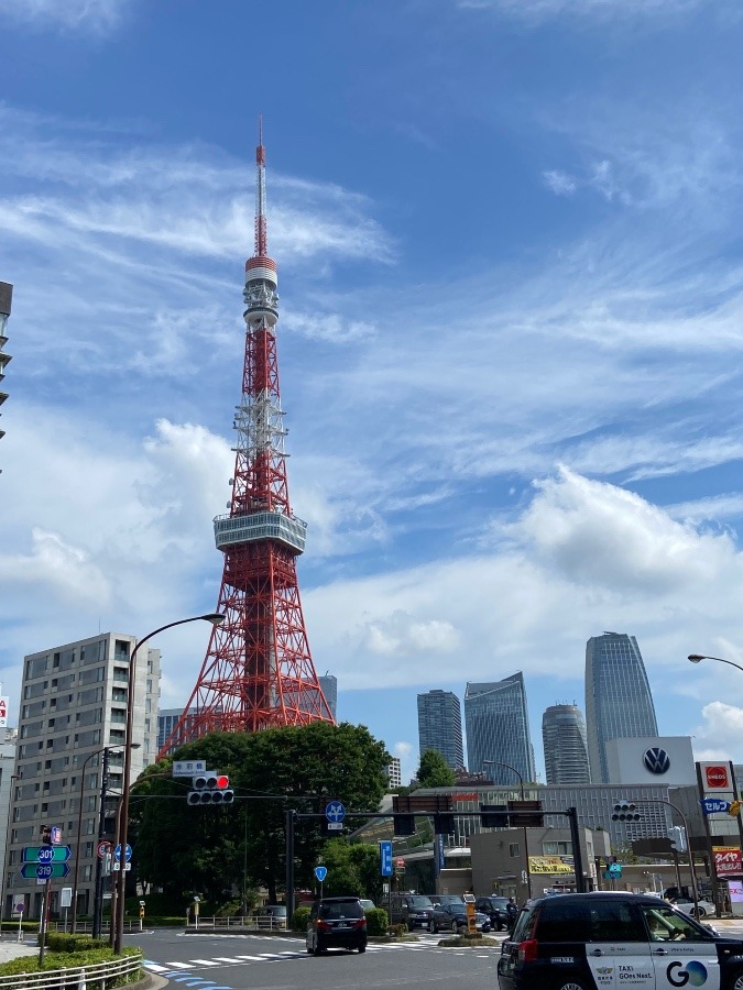 今朝の東京タワーとたくさんの雲と何やら