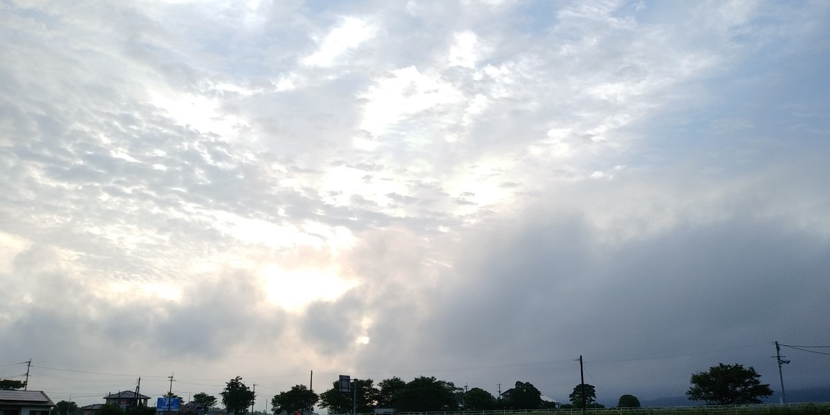 都城市（2024/6/12）今朝も曇り空です😓（東の空）①