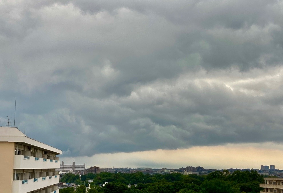 豪雨が通り過ぎた後の都心方面の雲