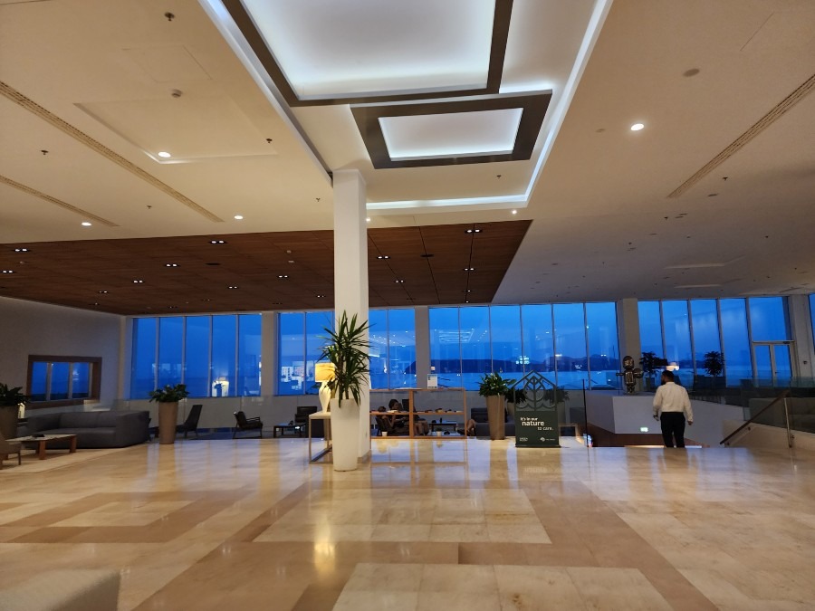 A spacious and open lobby lounge welcomes you