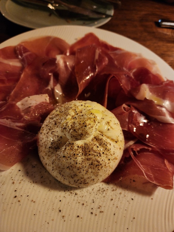 Burrata e prosciutto by TUTTI