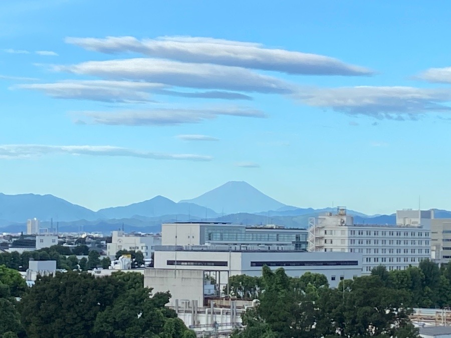 今朝の富士山　台風一過の空に浮かぶ雲