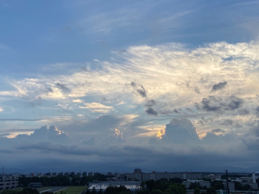 夏の夕暮れ　山々の向こうには立派な入道雲